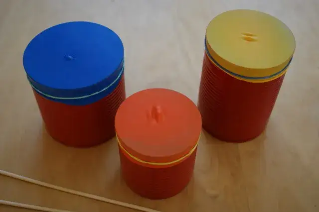 Perkusja z puszek: proste instrukcje do kreatywnej zabawy z dzieckiem