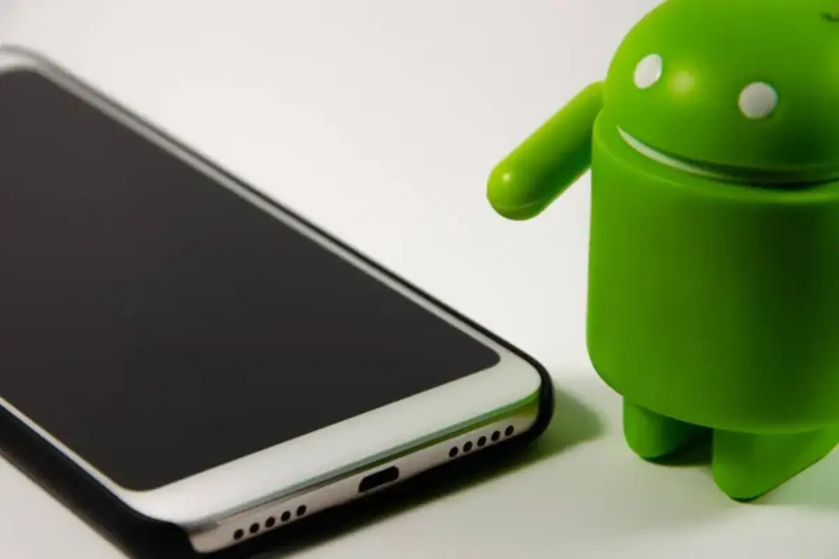 Zielony robot Android obok telefonu. Gdzie jest galeria w Motoroli?