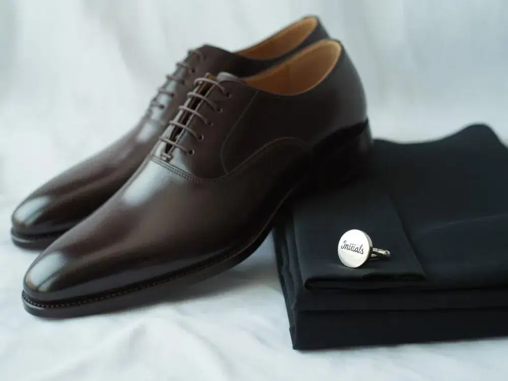 Jakie buty do czarnej koszuli - stylowe opcje na każdą okazję