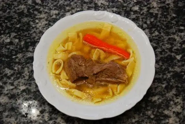 Jak gotować wołowinę na rosół, by uzyskać idealny smak?