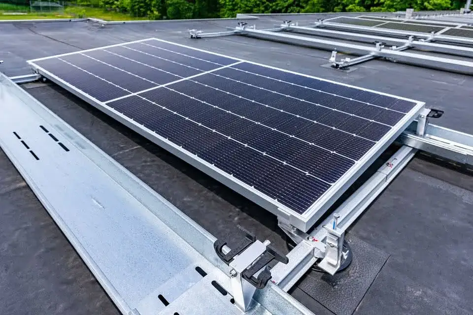 Jaki spadek na dachu płaskim? Uniknij kosztownych błędów w budowie