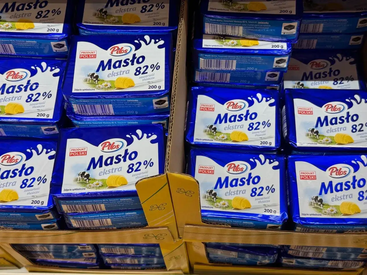 Opakowania masła Pilos ekstra 82% w sklepie.