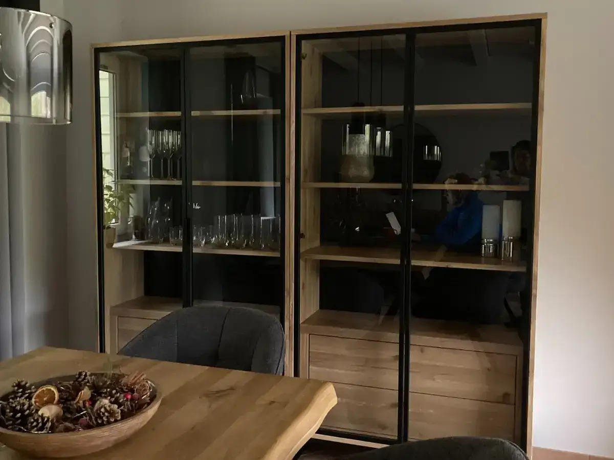 Szklana witryna i kurz: Czy warto? Skuteczne sposoby na czystość