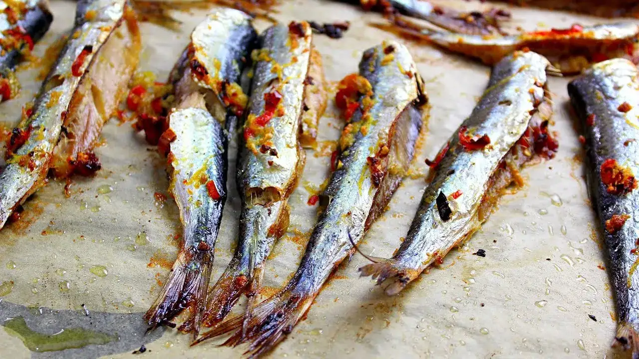 Śledzie prosto z morza: Jak przygotować idealne filety i marynaty?