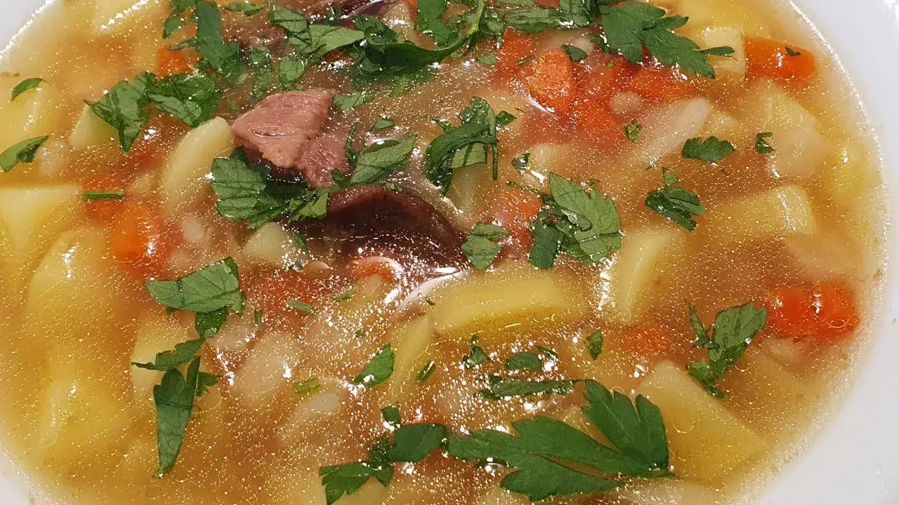 Jaka zupa na wywarze z golonki? 8 przepisów na sycące dania