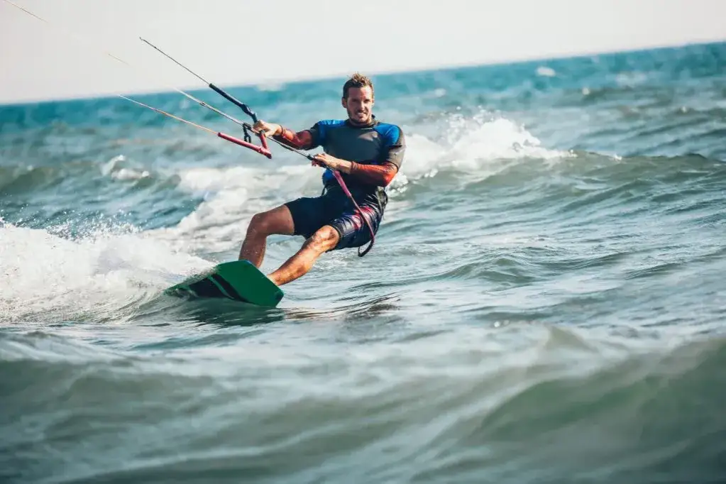 Kitesurfing: Jak dobrać sprzęt? Uniknij błędów, pływaj bezpiecznie!