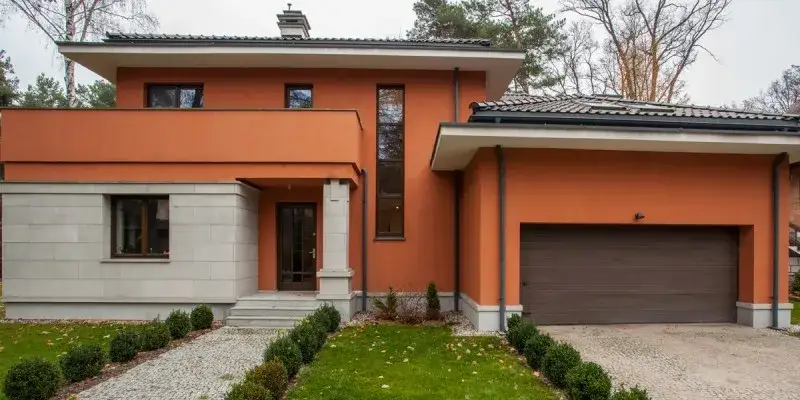 Ile farby na elewacje? Oblicz dokładnie i uniknij strat materiału