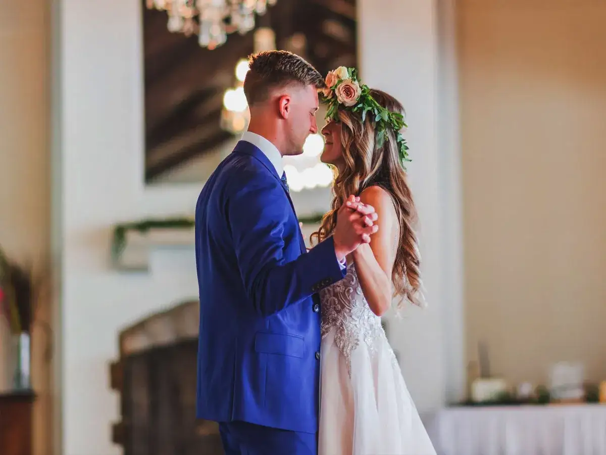 Jak tańczyć z chłopakiem na weselu: proste kroki, które zachwycą