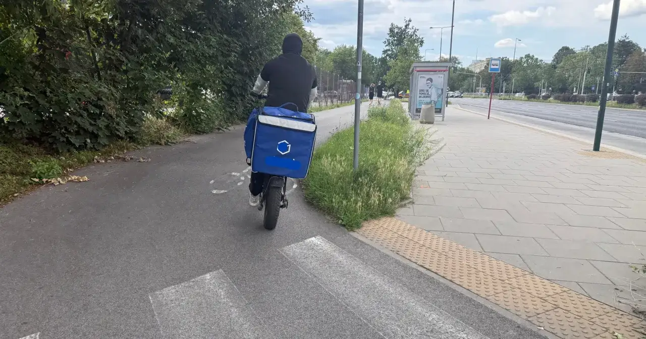 Czy motorowerem można jeździć po ścieżce rowerowej? Sprawdź przepisy!