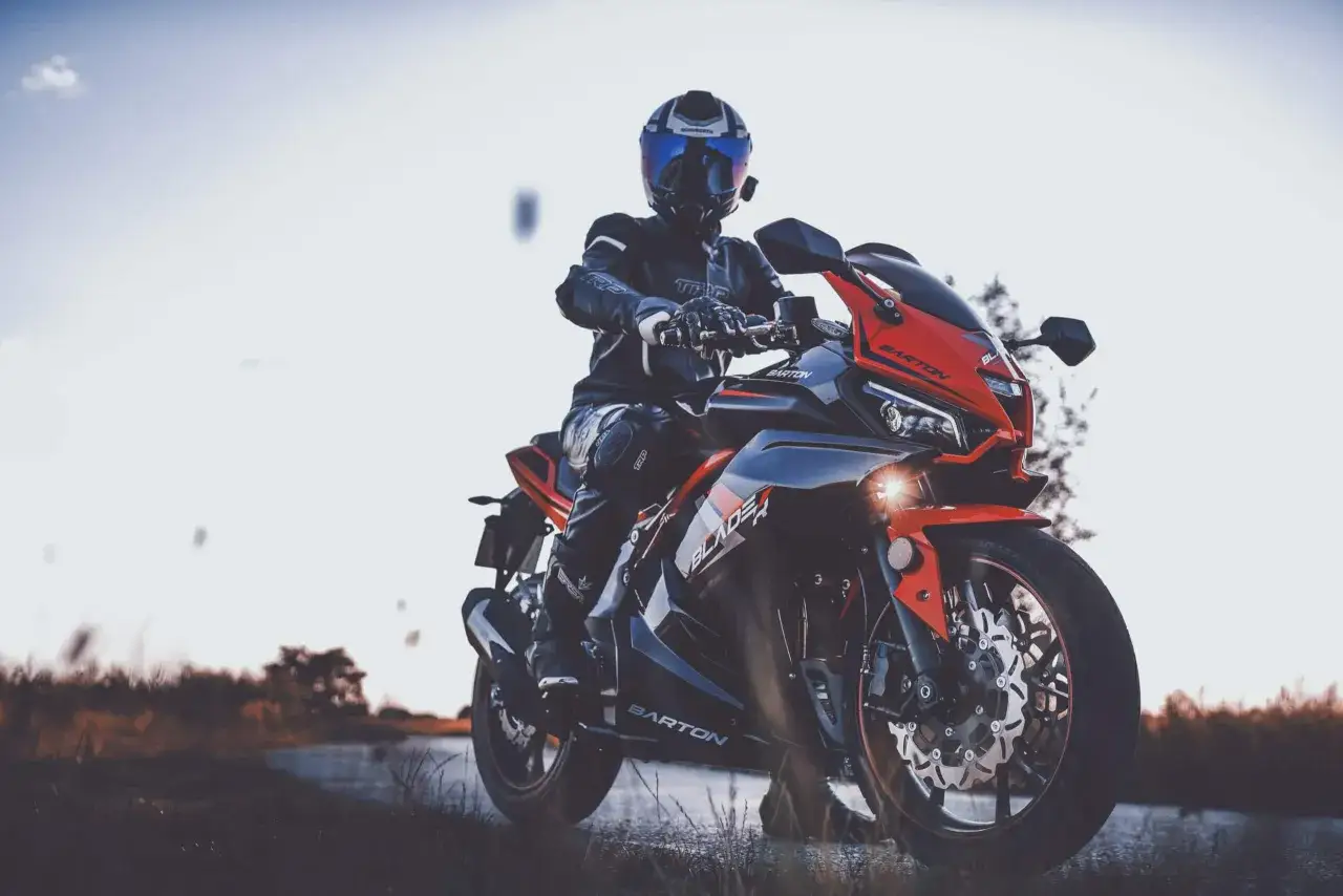 Motocyklista w kombinezonie na sportowym Barton Blade. Zastanawiasz się, ile pali motocykl?