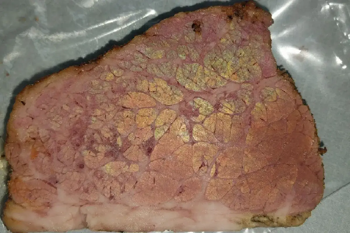 Tęczowy połysk na wędlinie: Zepsucie czy fizyka? Rozwiej wątpliwości!