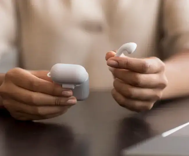 Jak wyczyścić AirPods, aby uniknąć uszkodzeń i zachować ich jakość
