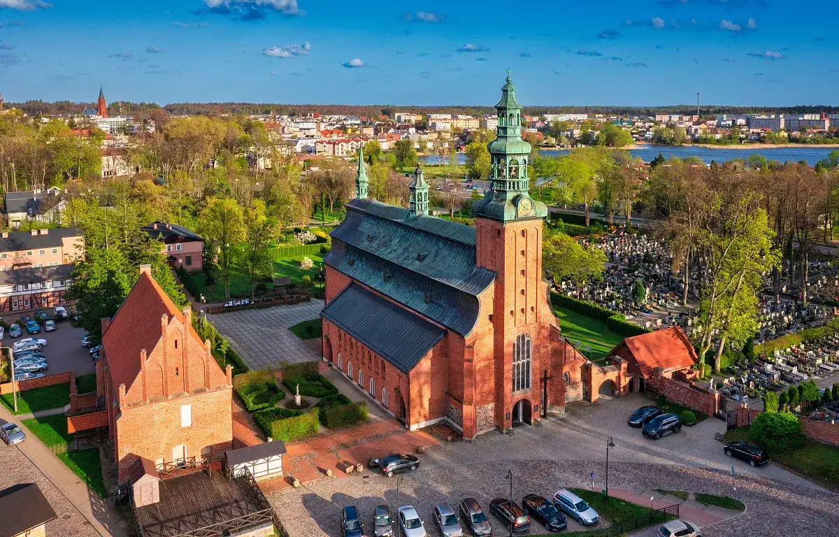 Fundusz kościelny na co jest przeznaczany i jak wspiera duchownych oraz obiekty sakralne