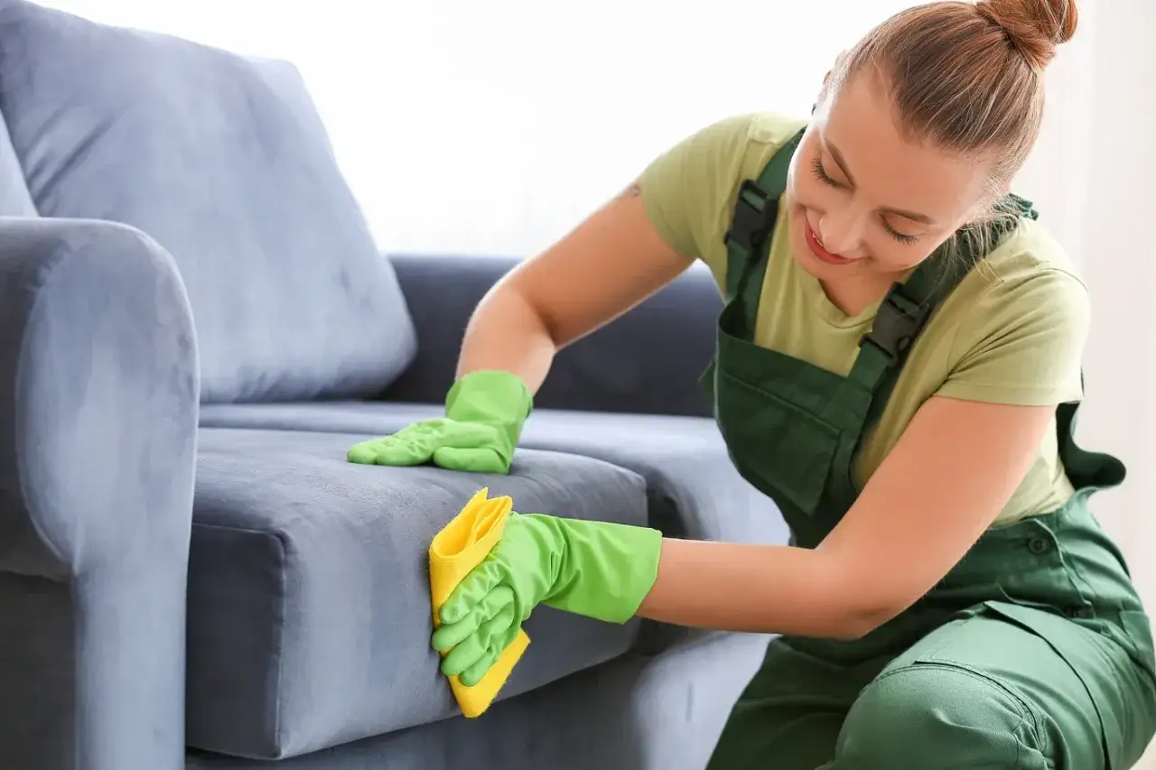 Jak wyczyścić tapicerkę kanapy? Skuteczny poradnik krok po kroku.