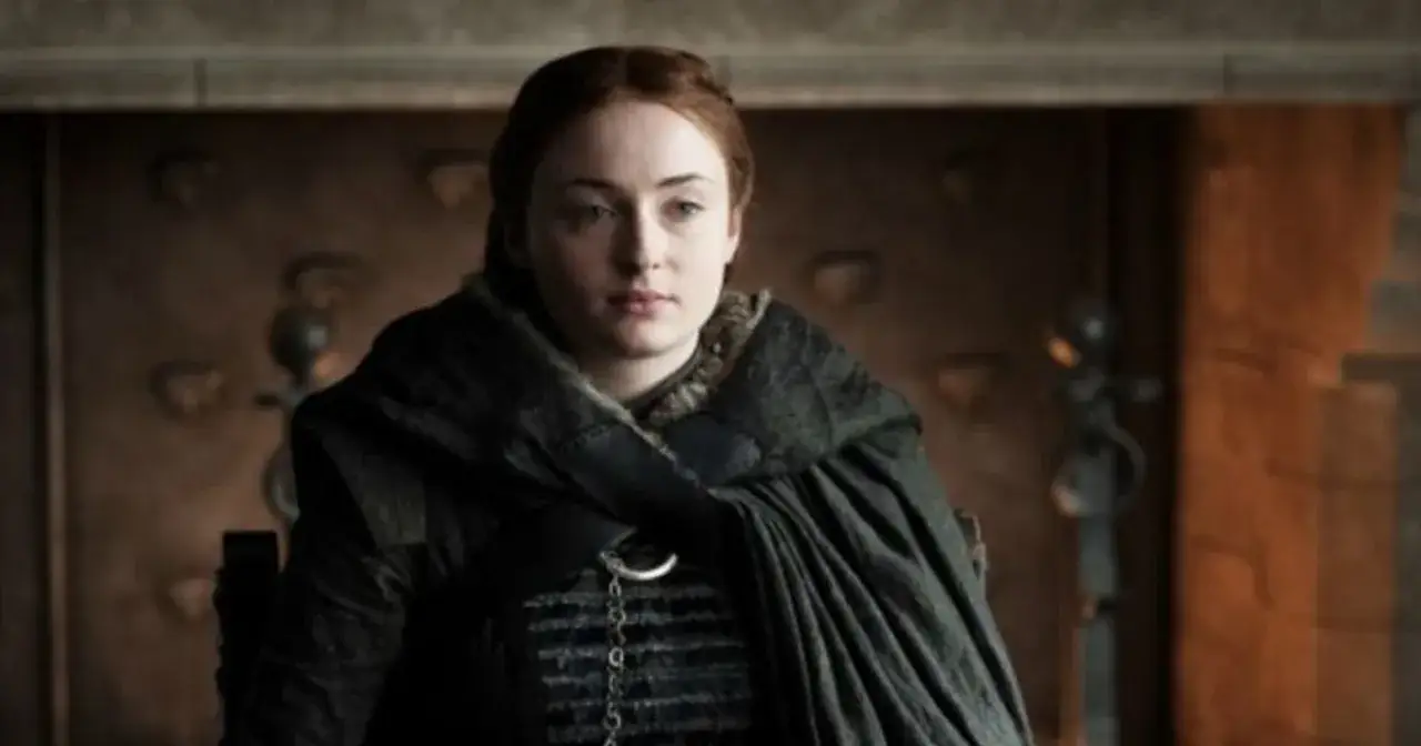 Sophie Turner w mrocznym stroju, przypominającym postać z Gry o Tron. Jej filmy, seriale i programy to fascynująca podróż przez różne światy.