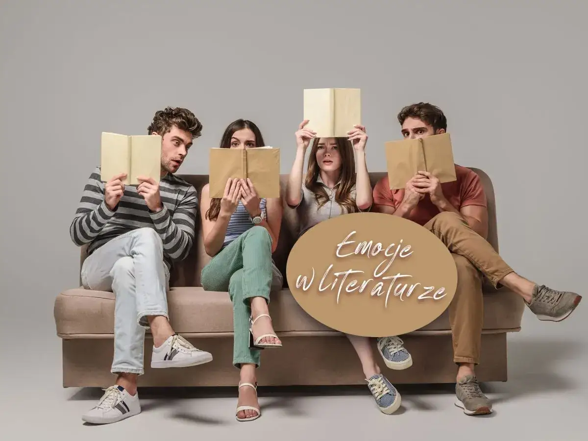 Cztery osoby siedzą na kanapie, trzymając książki przed twarzami.