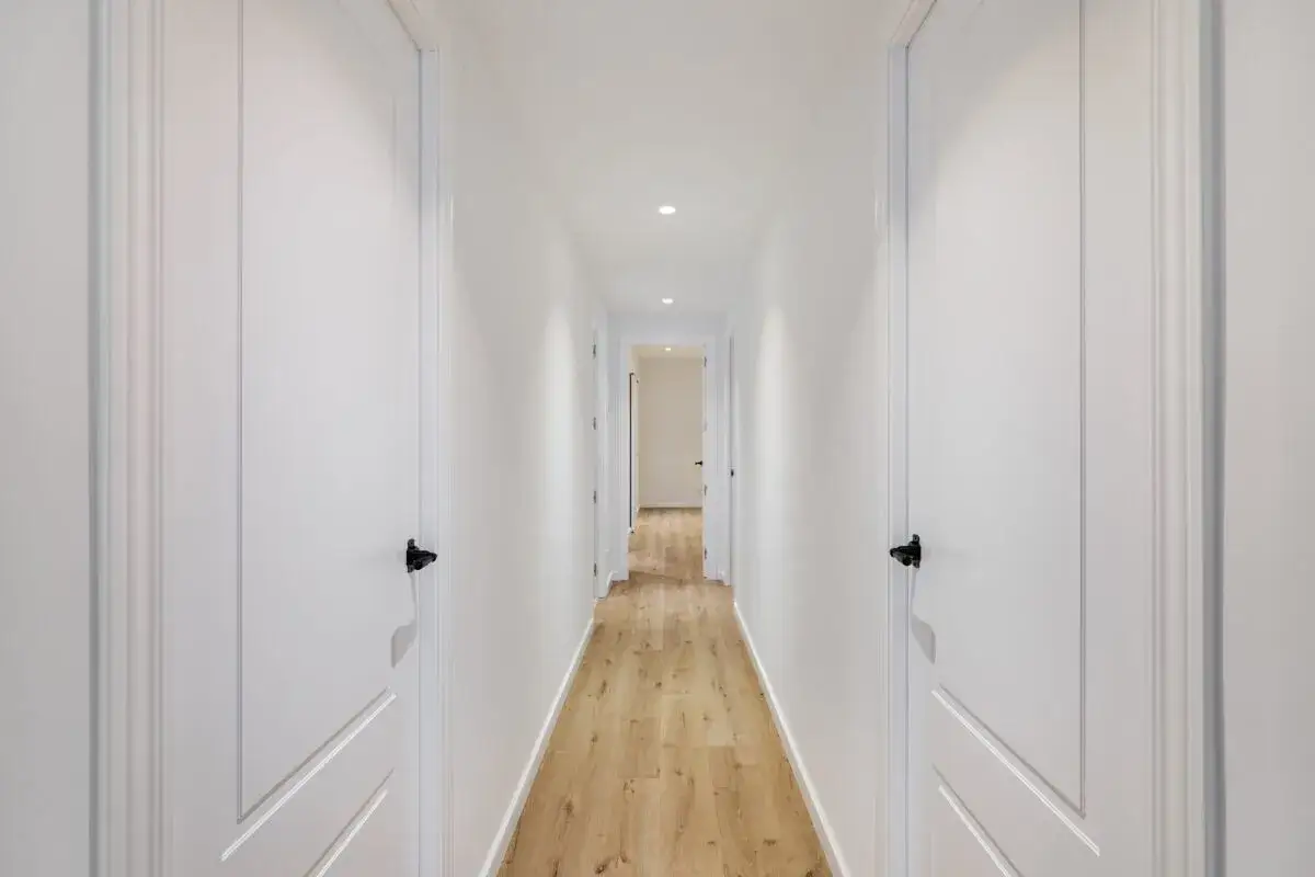 Wąski przedpokój? Tapeta, która go powiększy i rozjaśni!