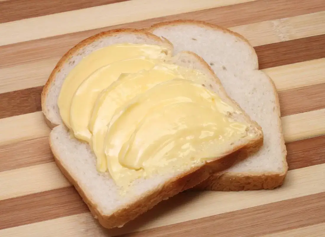 Czym smarować chleb przy wysokim cholesterolu? Zdrowe alternatywy, które działają