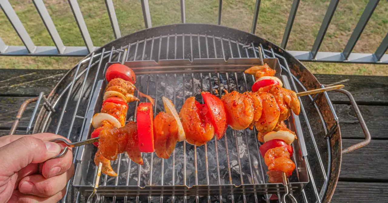 Grillowanie w ogródku przy bloku: Co mówią przepisy i sąsiedzi?