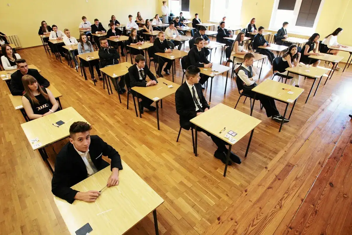 Niesłyszący uczeń na egzaminie ósmoklasisty? Znamy Twoje prawa!