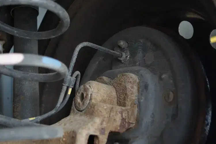 Ile kosztuje wymiana szczek hamulcowych w warsztacie? Sprawdź ceny!