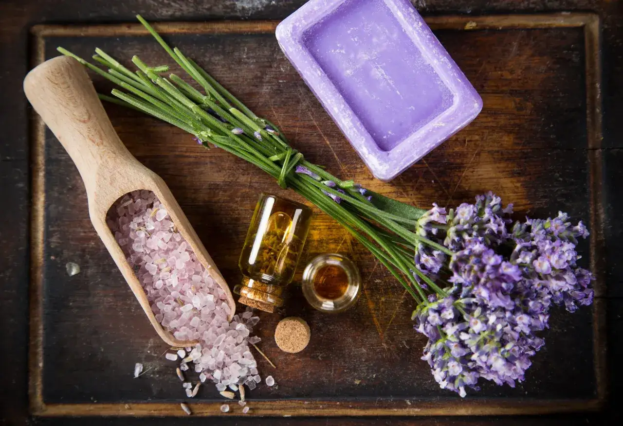 Olejek lawendowy: Zastosowania, właściwości i jak go używać?