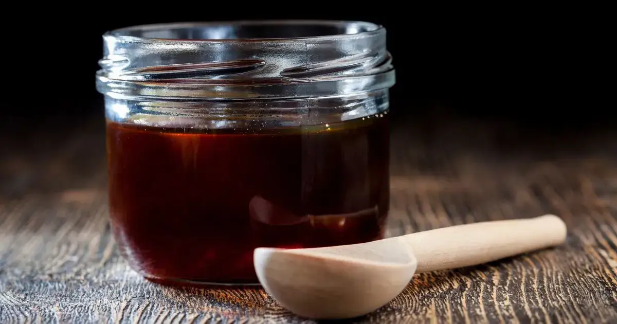 Miód gryczany z czego powstaje? Poznaj sekrety jego pochodzenia