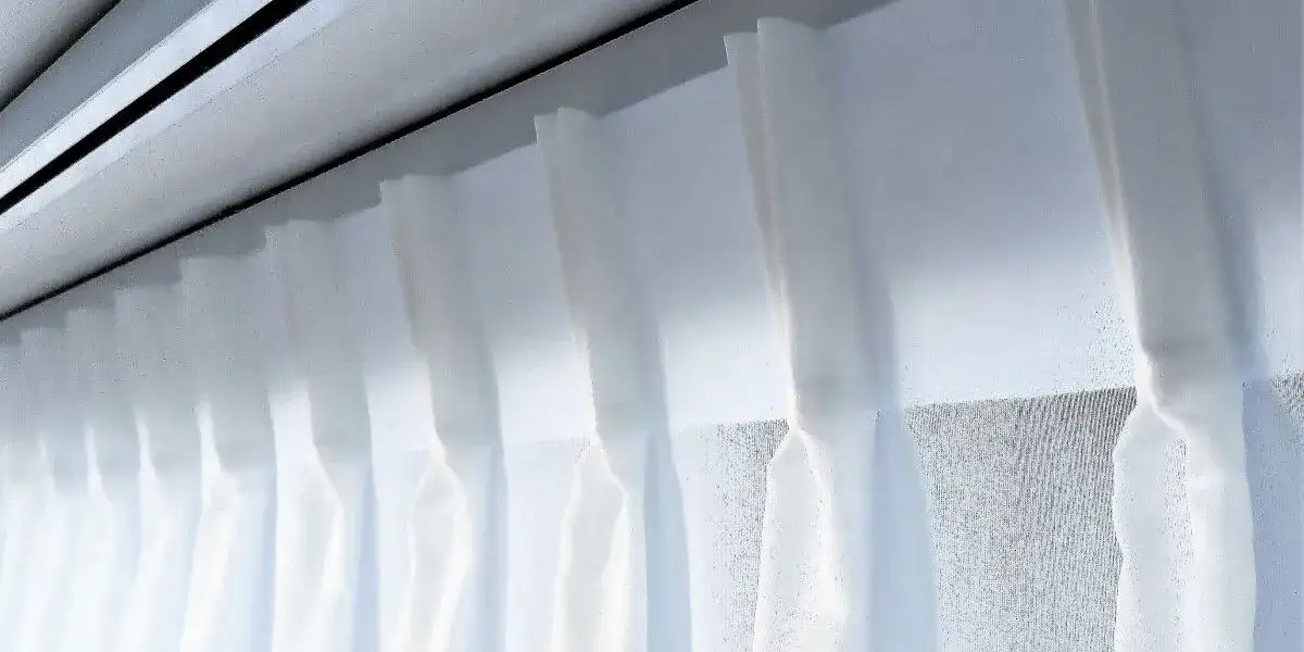 Jak daleko karnisz od ściany? Odpowiednia odległość dla idealnych zasłon