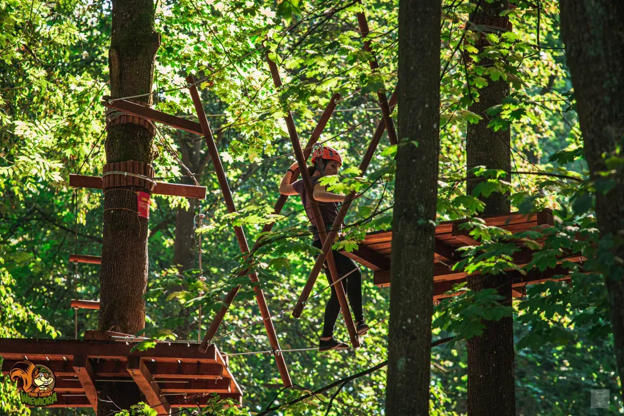 Parki linowe Mazury dla dzieci: Wybierz idealną przygodę!