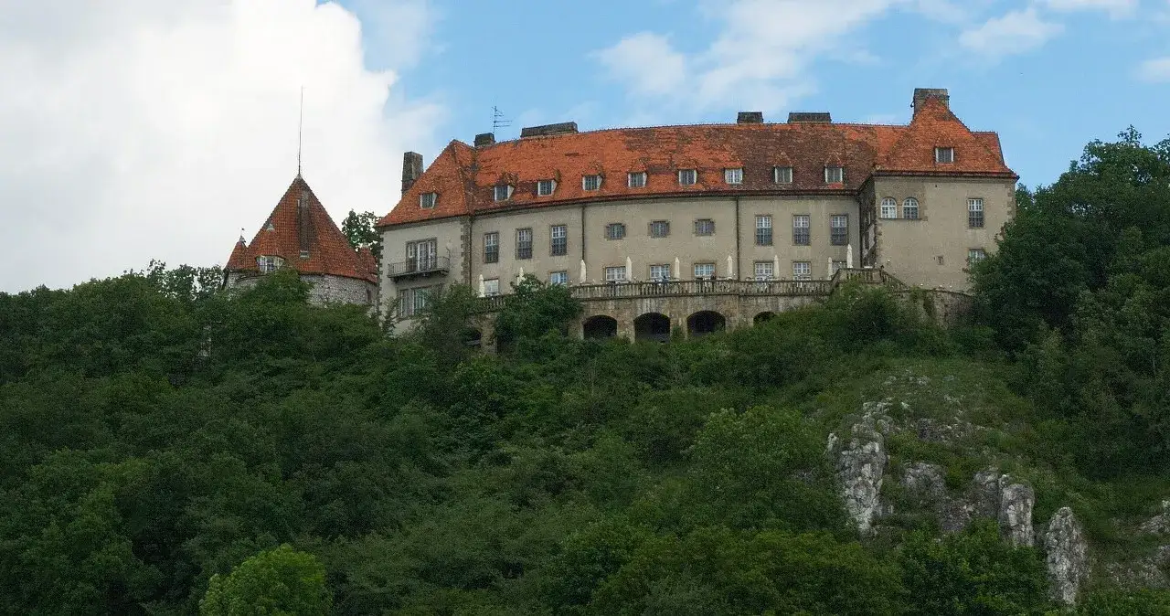 Pałac w Przegorzałach: Historia, architektura i atrakcje turystyczne