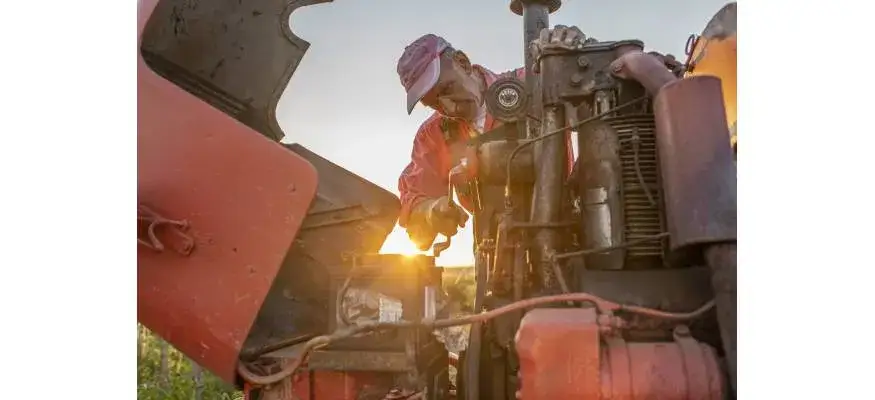 Jaki olej do silnika C330? Wybierz najlepszy dla swojego traktora