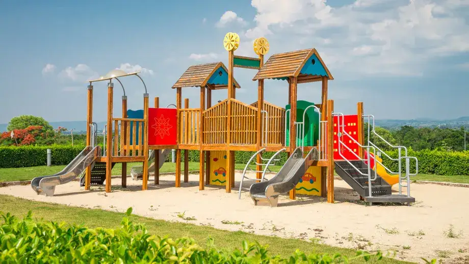 Czym wysypać plac zabaw, aby zapewnić bezpieczeństwo dzieciom?