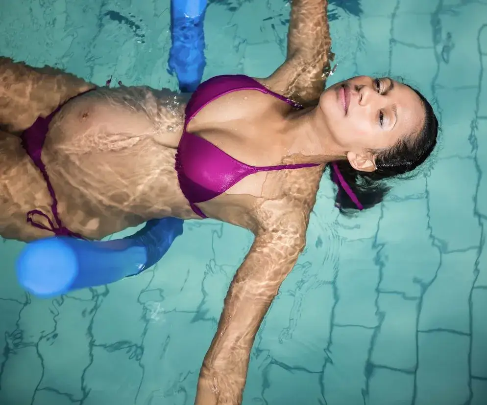 Pływanie w ciąży jakim stylem - wybierz najbezpieczniejsze techniki