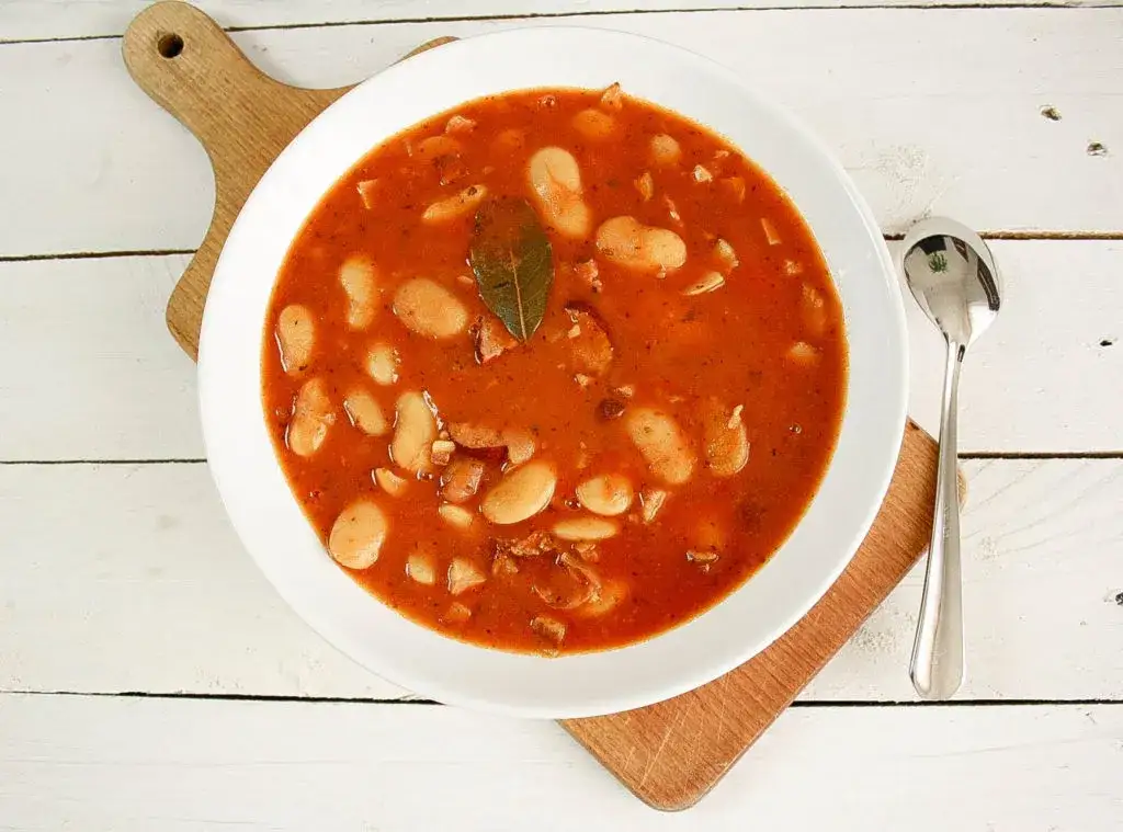 Jakie przyprawy do fasolki po bretońsku, by wydobyć pełnię smaku?