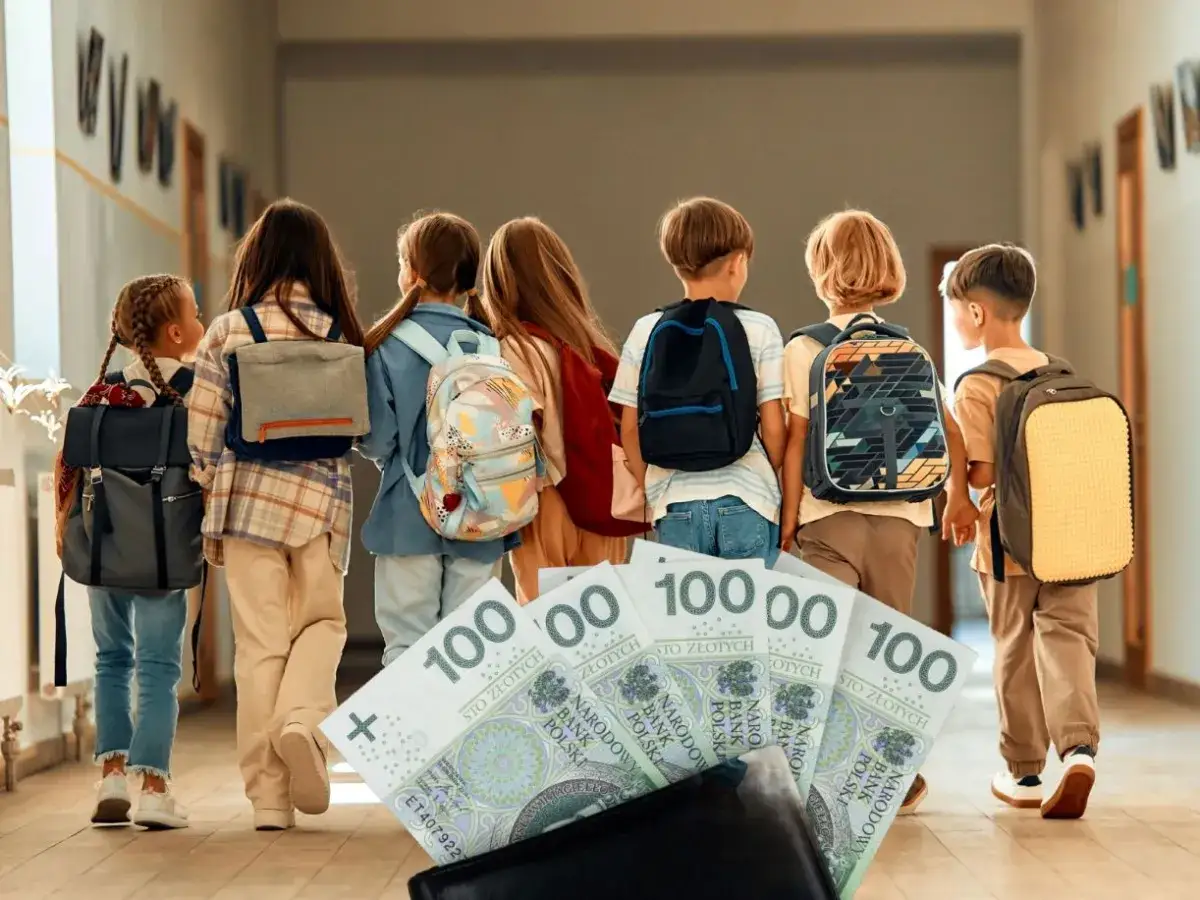 Dzieci z plecakami idą korytarzem, a przed nimi leżą banknoty 100 zł. Zastanawiamy się, ile szkoła dostaje za dziecko z orzeczeniem.