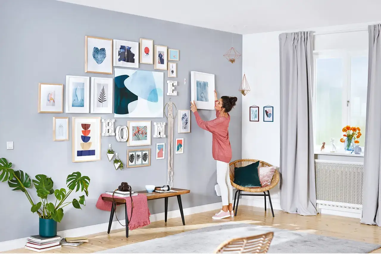 Plakat bez śladu na ścianie? Odkryj metody mocowania bez dziur