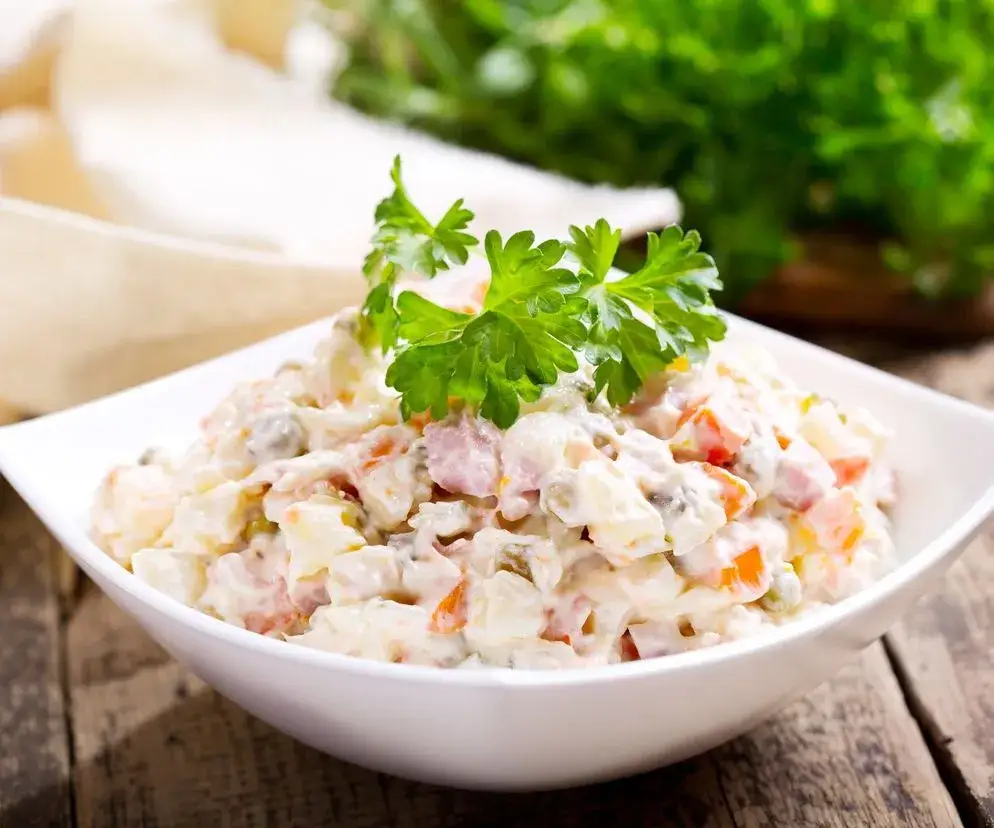 Ile kalorii ma sałatka jarzynowa? Sprawdź i jedz bez wyrzutów!