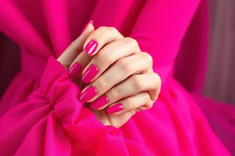 Jak dobrać kolor paznokci do fuksjowej sukni? Sprawdź najlepsze propozycje