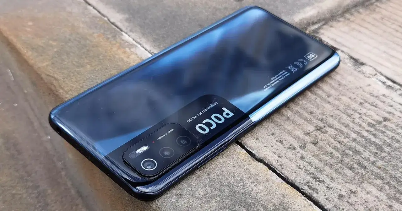 Czarny Xiaomi Poco M3 Pro z modułem aparatów 48MP AI VISION, leżący na kamiennym podłożu.