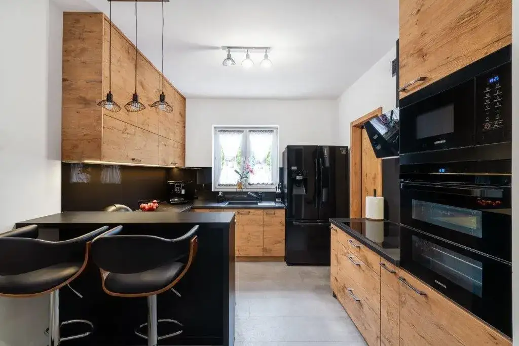 Jak urządzić kuchnię z narożnym oknem, by zyskać więcej światła?