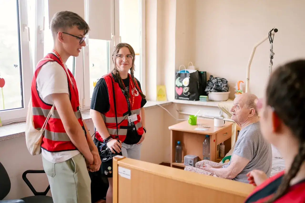 Jak załatwić opiekunkę z PCK - uniknij problemów i niepewności