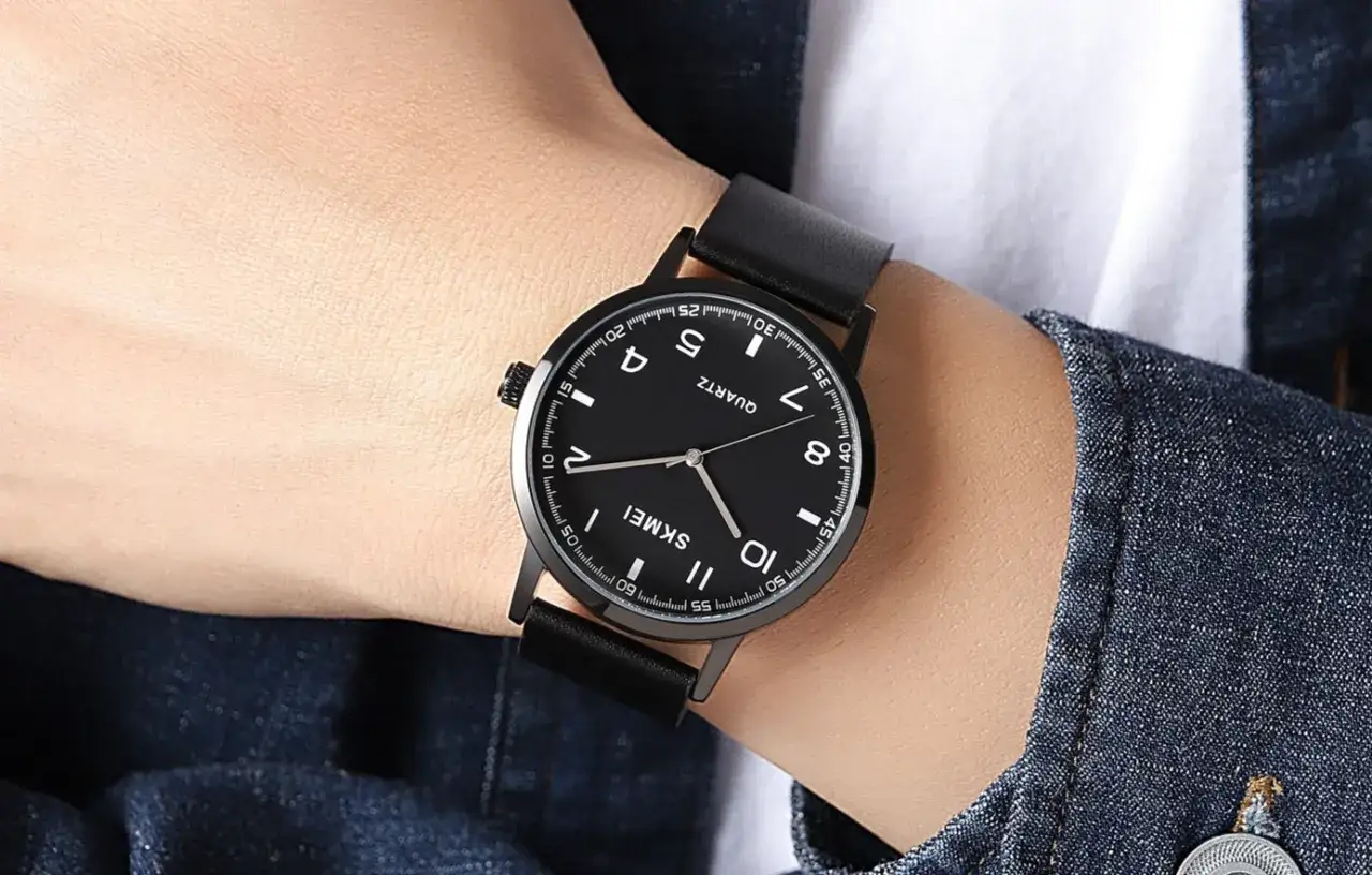 Idealny czarny zegarek męski? Ekspert radzi, jak wybrać.