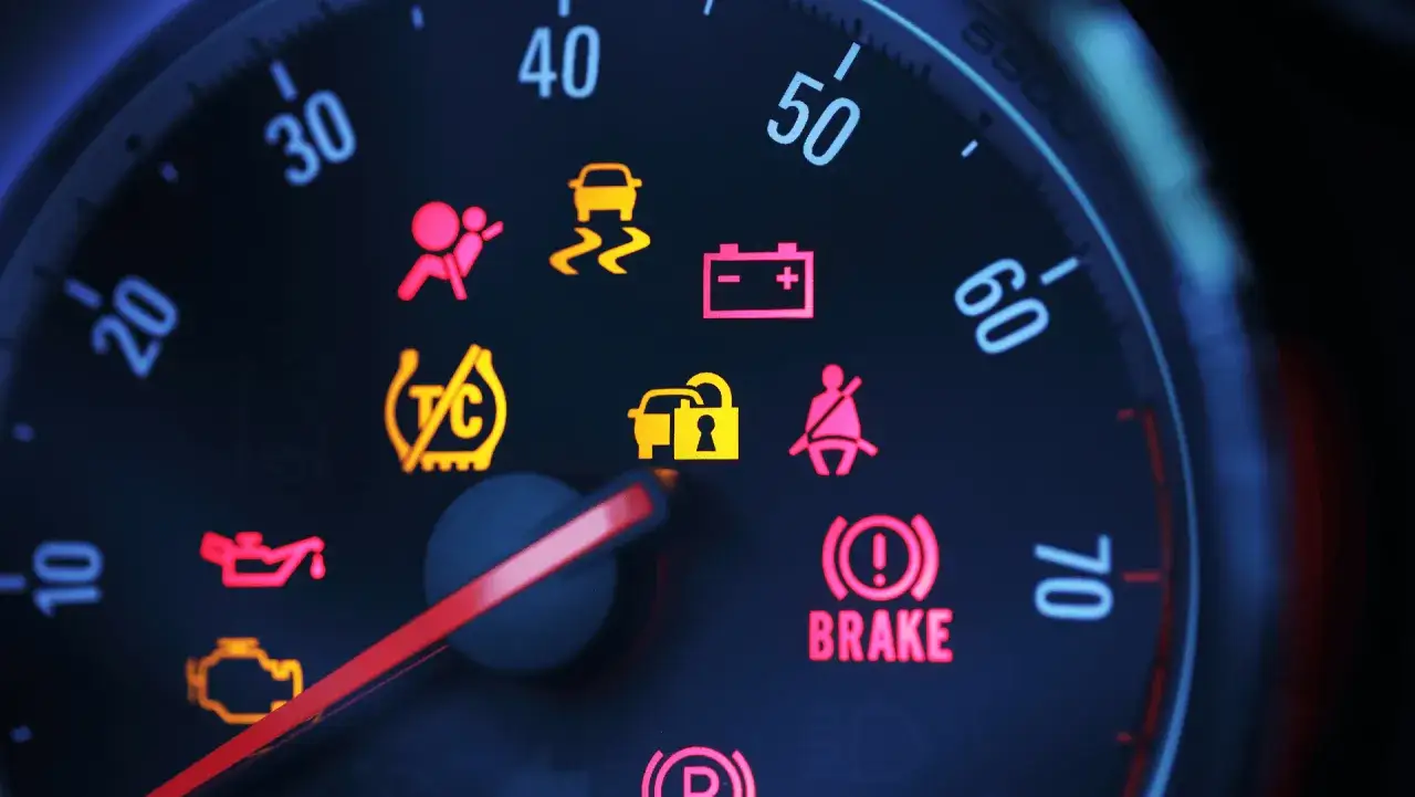 Wszystkie kontrolki w Toyocie Yaris - znaczenie i sygnały ostrzegawcze