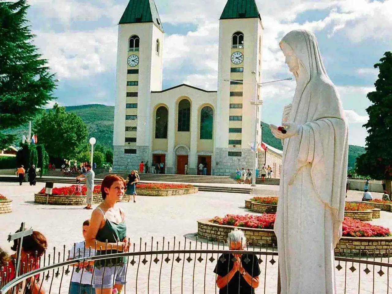 Sanktuarium Medjugorie: historia objawień, pielgrzymki i praktyczne porady dla wiernych
