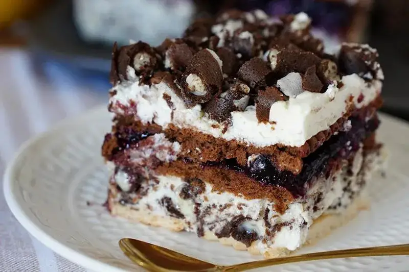 Pyszne ciasto z rurkami bez pieczenia – prosty przepis na idealny deser