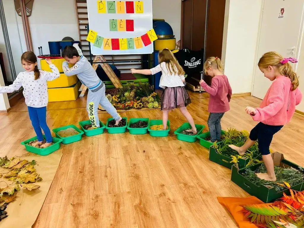 Jesienna ścieżka sensoryczna w przedszkolu: pomysły i korzyści