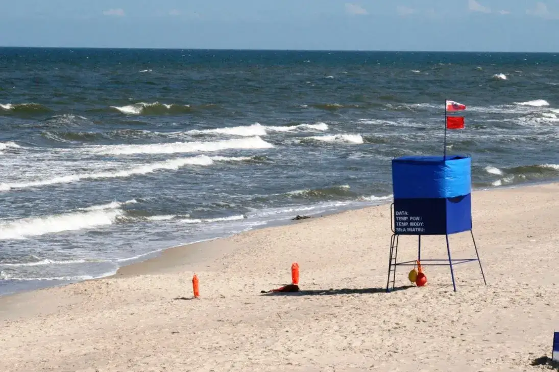 Co oznacza biała flaga nad morzem? Bezpieczne warunki kąpieli