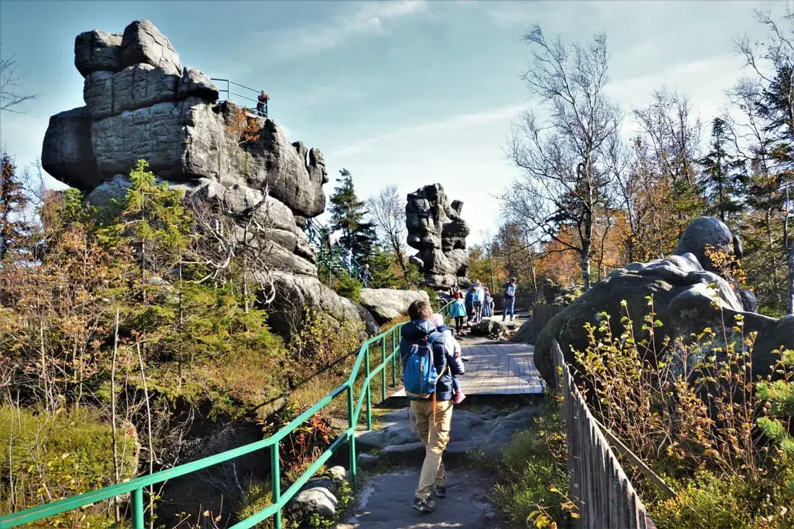 Szczeliniec i Sudety - najpiękniejsze szlaki oraz atrakcje górskich wędrówek