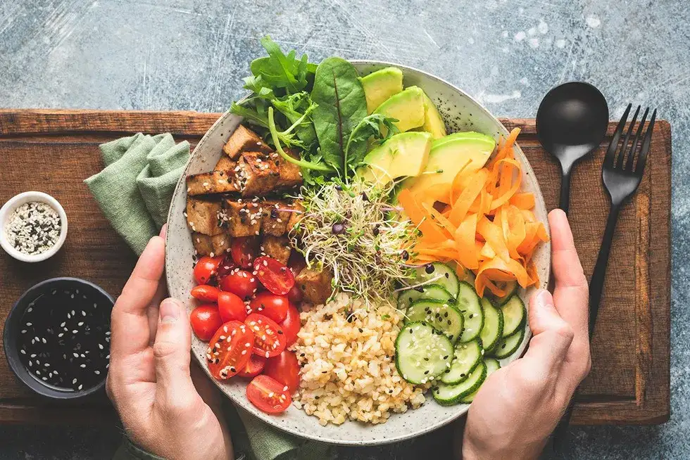 Jak przygotować tofu do sałatki, aby zachwycić smakiem i prostotą