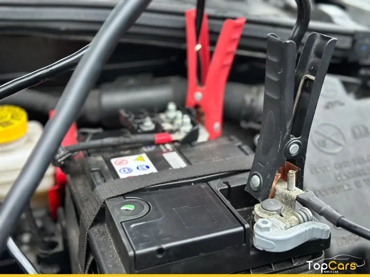 Jak bezpiecznie podłączyć kable rozruchowe? Poradnik krok po kroku